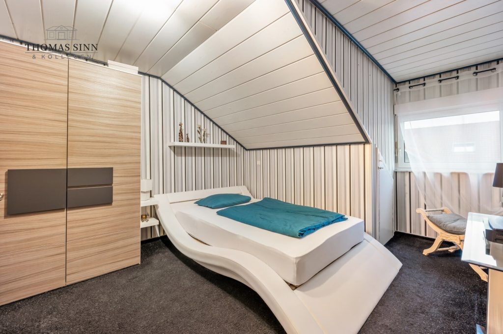 Immobilienangebot - Neckarsulm / Amorbach - Alle - GEPFLEGTE 5 ZIMMER MAISONETTE WOHNUNG IM 1. OG/DG EINER ZWEIFAMILIEN-DOPPELHAUSHÄLFTE - SOFORT FREI