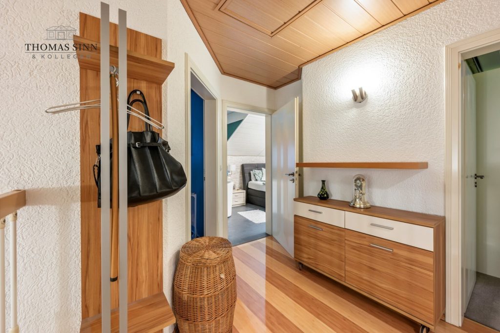 Immobilienangebot - Neckarsulm / Amorbach - Alle - GEPFLEGTE 5 ZIMMER MAISONETTE WOHNUNG IM 1. OG/DG EINER ZWEIFAMILIEN-DOPPELHAUSHÄLFTE - SOFORT FREI