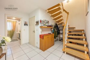 Immobilienangebot - Neckarsulm / Amorbach - Alle - GEPFLEGTE 5 ZIMMER MAISONETTE WOHNUNG IM 1. OG/DG EINER ZWEIFAMILIEN-DOPPELHAUSHÄLFTE - SOFORT FREI
