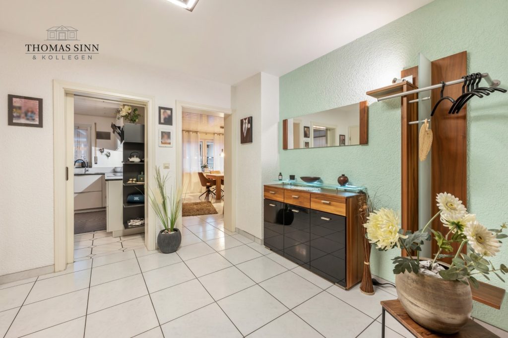 Immobilienangebot - Neckarsulm / Amorbach - Alle - GEPFLEGTE 5 ZIMMER MAISONETTE WOHNUNG IM 1. OG/DG EINER ZWEIFAMILIEN-DOPPELHAUSHÄLFTE - SOFORT FREI