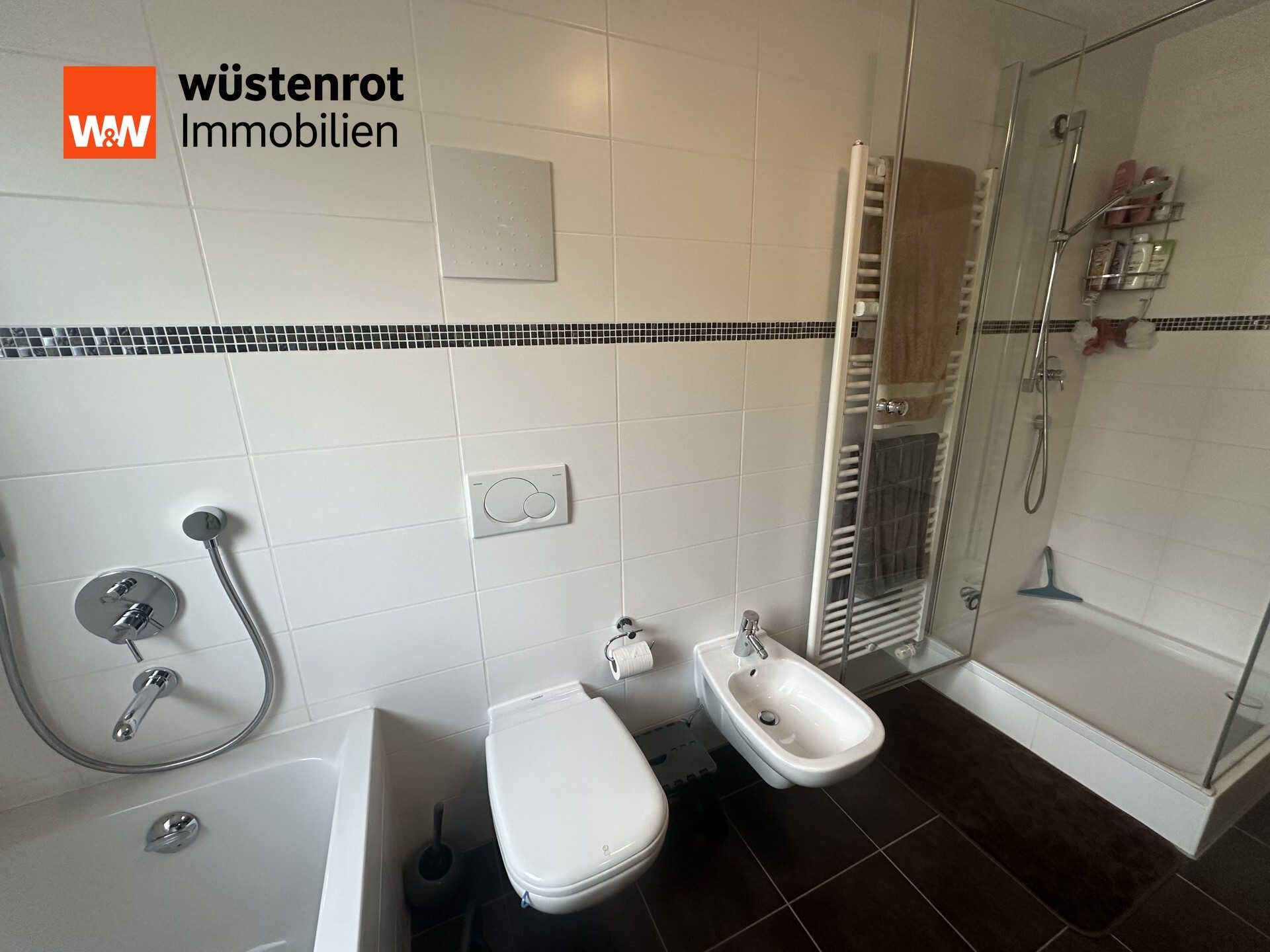 Immobilienangebot - Stuttgart / Bad Cannstatt - Alle - Exklusive 5-Zimmer-Wohnung mit Balkon, 2 Bädern, Lift und zentraler Lage nähe Kurpark, Bj. 2012