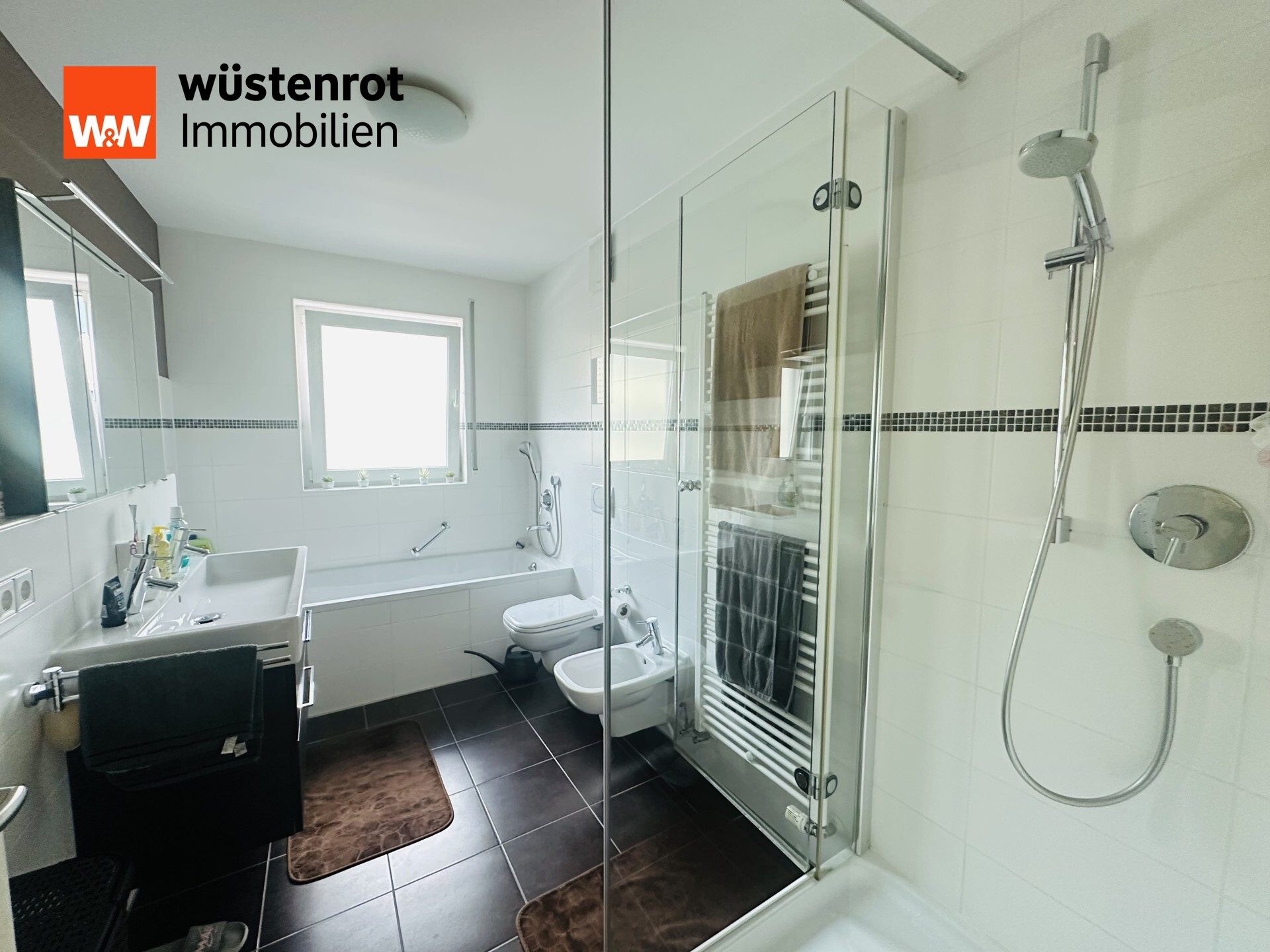Immobilienangebot - Stuttgart / Bad Cannstatt - Alle - Exklusive 5-Zimmer-Wohnung mit Balkon, 2 Bädern, Lift und zentraler Lage nähe Kurpark, Bj. 2012