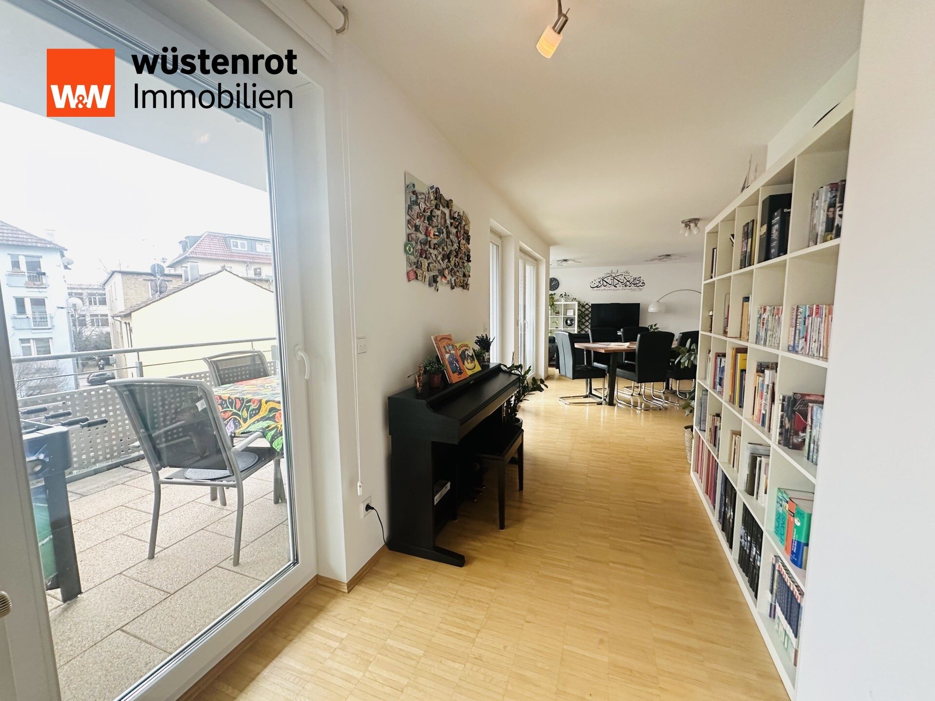 Immobilienangebot - Stuttgart / Bad Cannstatt - Alle - Exklusive 5-Zimmer-Wohnung mit Balkon, 2 Bädern, Lift und zentraler Lage nähe Kurpark, Bj. 2012