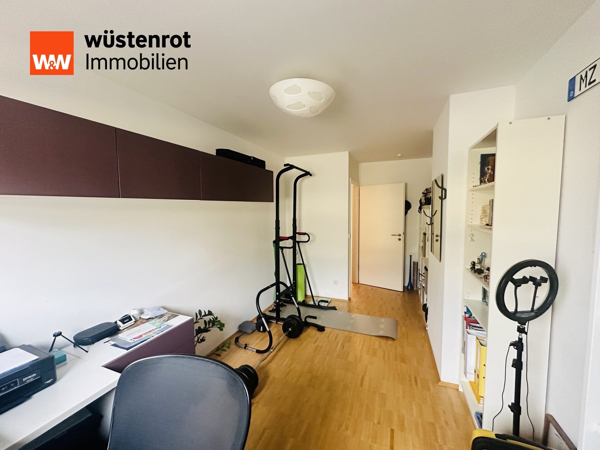 Immobilienangebot - Stuttgart / Bad Cannstatt - Alle - Exklusive 5-Zimmer-Wohnung mit Balkon, 2 Bädern, Lift und zentraler Lage nähe Kurpark, Bj. 2012
