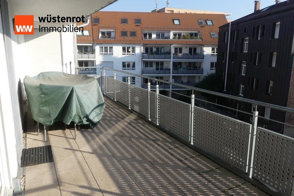 Immobilienangebot - Stuttgart / Bad Cannstatt - Alle - Exklusive 5-Zimmer-Wohnung mit Balkon, 2 Bädern, Lift und zentraler Lage nähe Kurpark, Bj. 2012