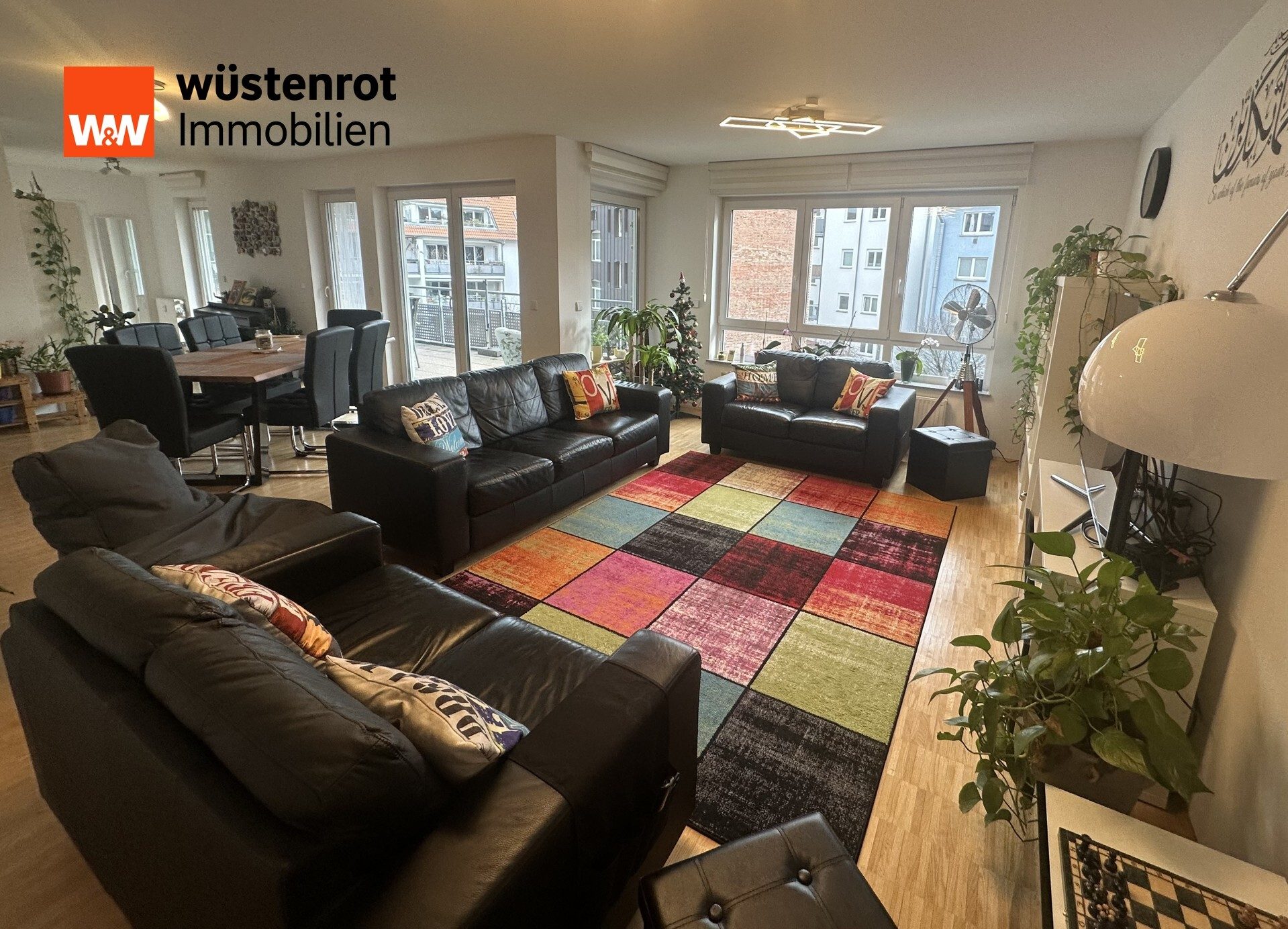 Immobilienangebot - Stuttgart / Bad Cannstatt - Alle - Exklusive 5-Zimmer-Wohnung mit Balkon, 2 Bädern, Lift und zentraler Lage nähe Kurpark, Bj. 2012
