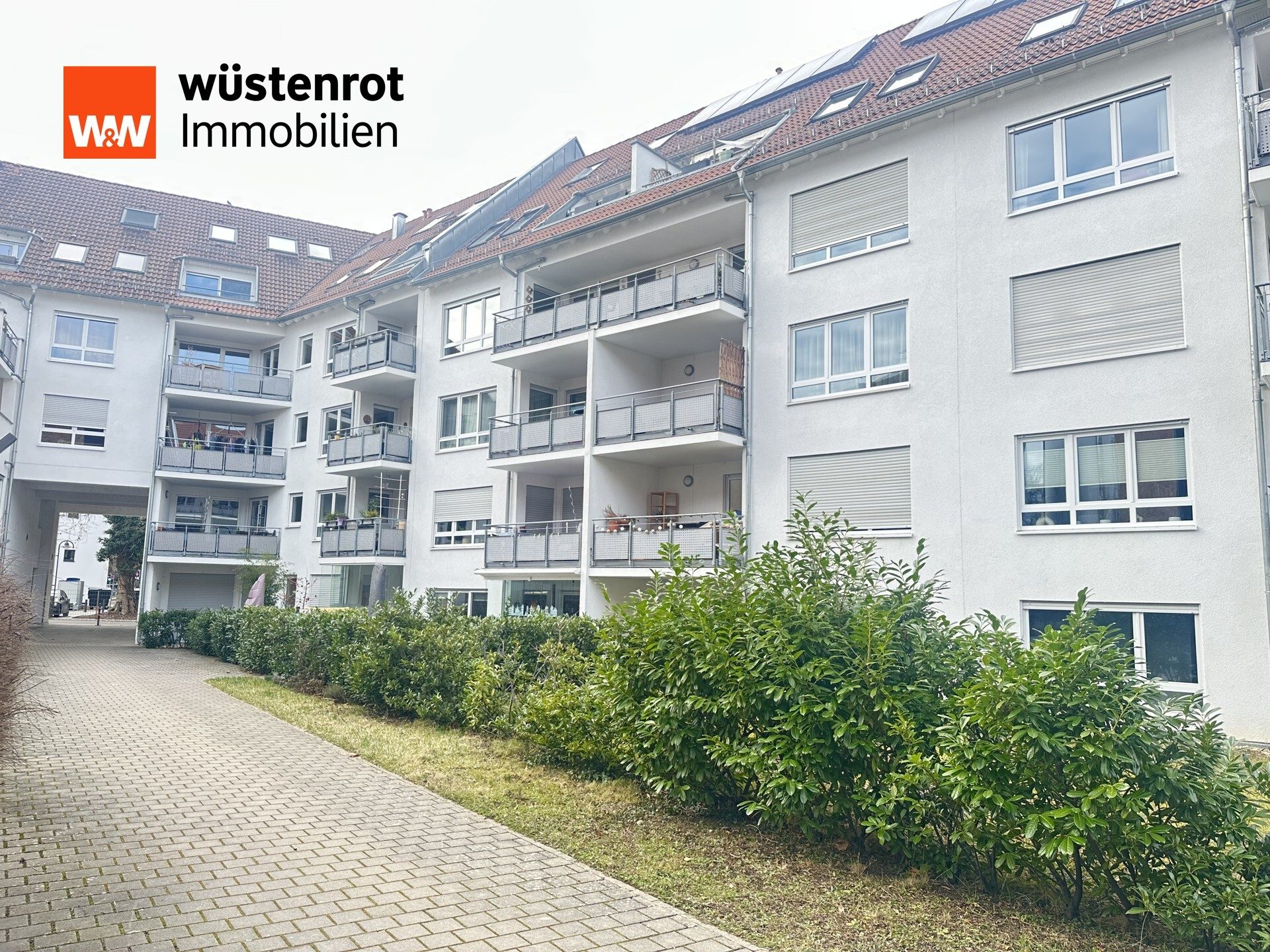 Immobilienangebot - Stuttgart / Bad Cannstatt - Alle - Exklusive 5-Zimmer-Wohnung mit Balkon, 2 Bädern, Lift und zentraler Lage nähe Kurpark, Bj. 2012