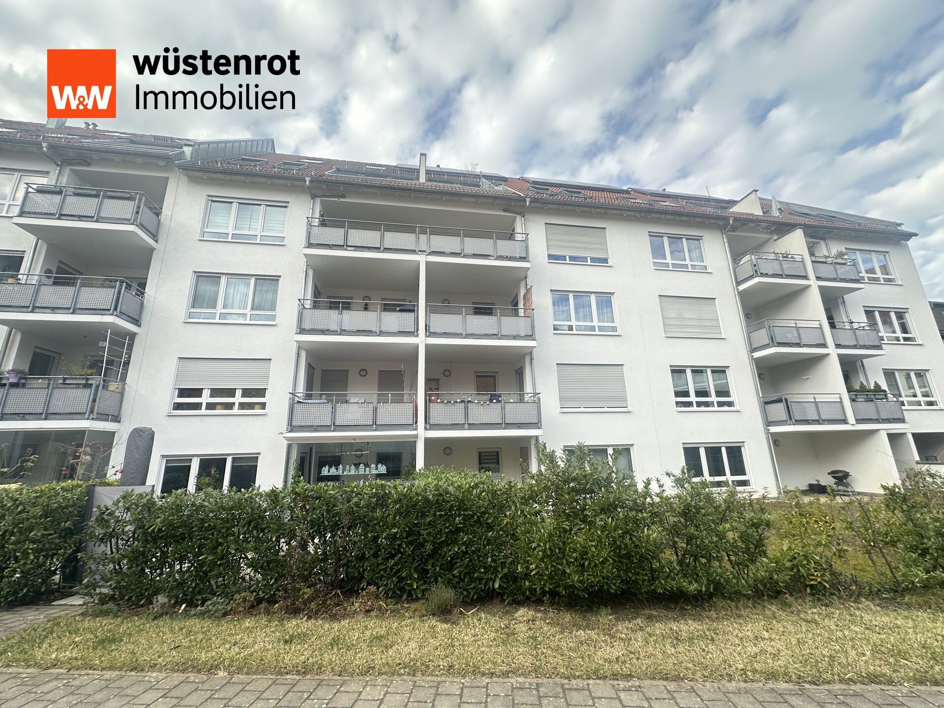 Immobilienangebot - Stuttgart / Bad Cannstatt - Alle - Exklusive 5-Zimmer-Wohnung mit Balkon, 2 Bädern, Lift und zentraler Lage nähe Kurpark, Bj. 2012