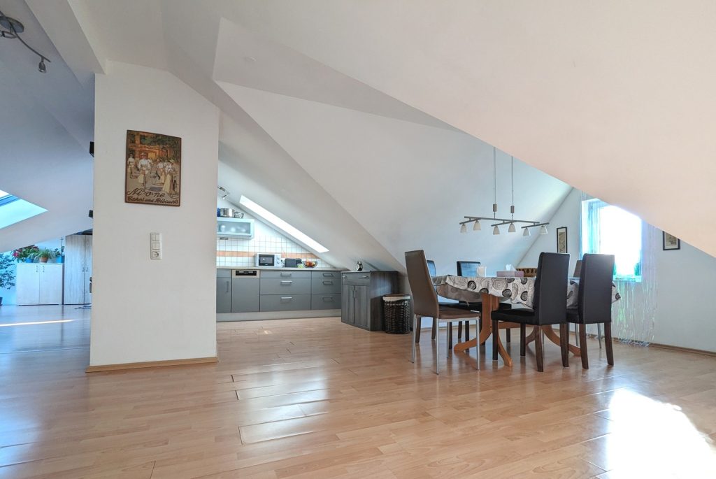 Immobilienangebot - Nürnberg - Alle - Stylische Dachwohnung mit großer Grundfläche und Dachterrasse, vermietet.

Nürnberg-St. Leonhard