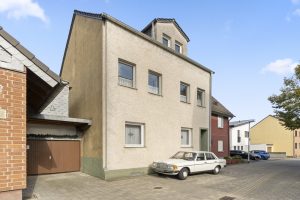 Immobilienangebot - Hürth - Alle - Immobilie mit schön angelegtem Garten und gut aufgeteilten Räumlichkeiten mit der Möglichkeit zum Mehrgenerationenwohnen.
