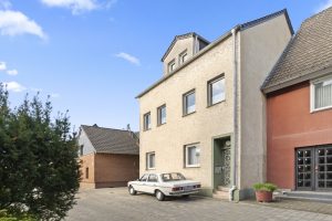 Immobilienangebot - Hürth - Alle - Immobilie mit schön angelegtem Garten und gut aufgeteilten Räumlichkeiten mit der Möglichkeit zum Mehrgenerationenwohnen.