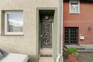 Immobilienangebot - Hürth - Alle - Immobilie mit schön angelegtem Garten und gut aufgeteilten Räumlichkeiten mit der Möglichkeit zum Mehrgenerationenwohnen.