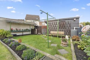 Immobilienangebot - Hürth - Alle - Immobilie mit schön angelegtem Garten und gut aufgeteilten Räumlichkeiten mit der Möglichkeit zum Mehrgenerationenwohnen.