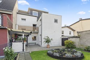 Immobilienangebot - Hürth - Alle - Immobilie mit schön angelegtem Garten und gut aufgeteilten Räumlichkeiten mit der Möglichkeit zum Mehrgenerationenwohnen.