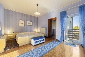 Immobilienangebot - Hürth - Alle - Immobilie mit schön angelegtem Garten und gut aufgeteilten Räumlichkeiten mit der Möglichkeit zum Mehrgenerationenwohnen.