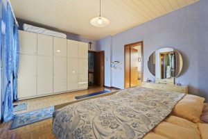 Immobilienangebot - Hürth - Alle - Immobilie mit schön angelegtem Garten und gut aufgeteilten Räumlichkeiten mit der Möglichkeit zum Mehrgenerationenwohnen.