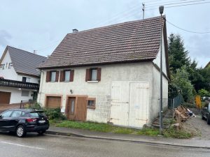 Immobilienangebot - Waldachtal / Salzstetten - Alle - Stark sanierungsbedürftiges Einfamilienhaus mit Garten in Salzstetten.