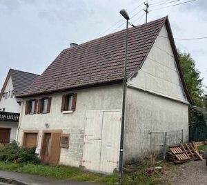 Immobilienangebot - Waldachtal / Salzstetten - Alle - Stark sanierungsbedürftiges Einfamilienhaus mit Garten in Salzstetten.