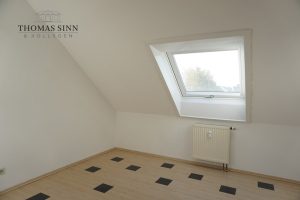 Immobilienangebot - Neuenstadt am Kocher - Alle - GROßZÜGIGE 3,5-ZIMMER-DG-MAISONETTE-WOHNUNG MIT BALKON UND TIEFGARAGENSTELLPLATZ - SOFORT FREI!