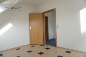 Immobilienangebot - Neuenstadt am Kocher - Alle - GROßZÜGIGE 3,5-ZIMMER-DG-MAISONETTE-WOHNUNG MIT BALKON UND TIEFGARAGENSTELLPLATZ - SOFORT FREI!