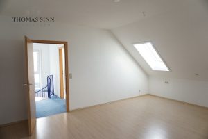 Immobilienangebot - Neuenstadt am Kocher - Alle - GROßZÜGIGE 3,5-ZIMMER-DG-MAISONETTE-WOHNUNG MIT BALKON UND TIEFGARAGENSTELLPLATZ - SOFORT FREI!