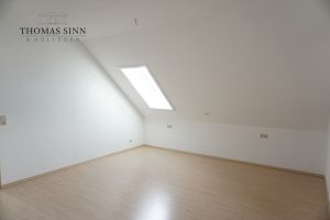 Immobilienangebot - Neuenstadt am Kocher - Alle - GROßZÜGIGE 3,5-ZIMMER-DG-MAISONETTE-WOHNUNG MIT BALKON UND TIEFGARAGENSTELLPLATZ - SOFORT FREI!