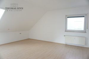 Immobilienangebot - Neuenstadt am Kocher - Alle - GROßZÜGIGE 3,5-ZIMMER-DG-MAISONETTE-WOHNUNG MIT BALKON UND TIEFGARAGENSTELLPLATZ - SOFORT FREI!