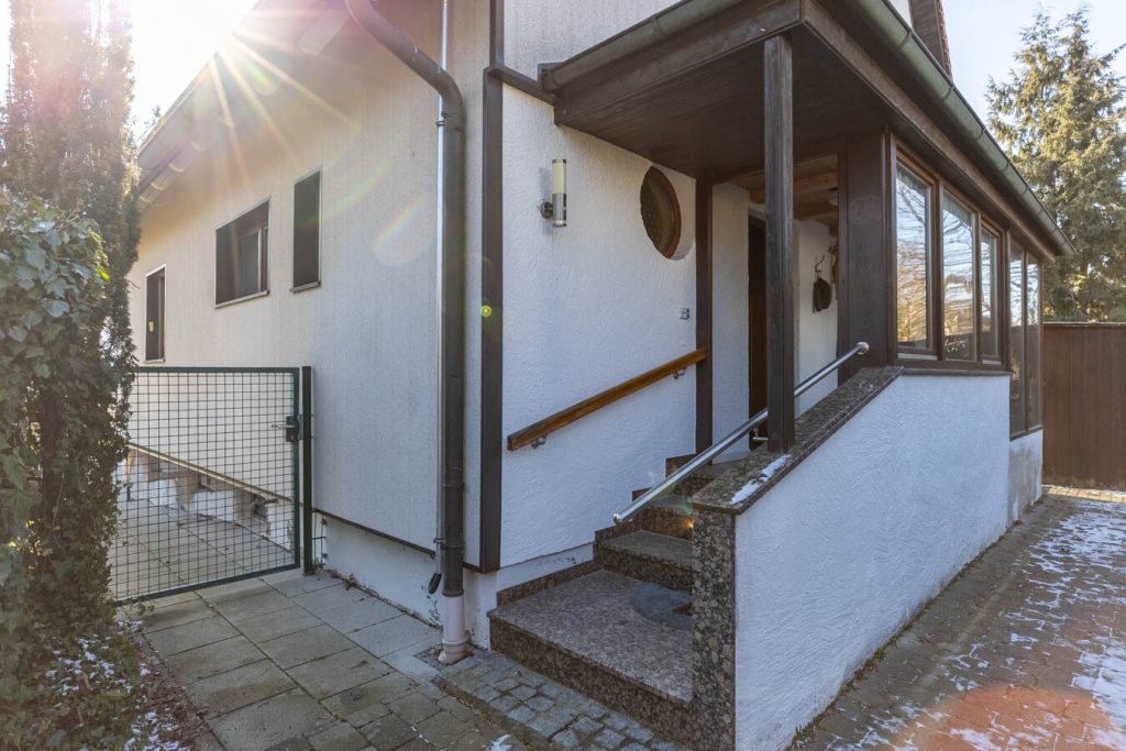 Immobilienangebot - Augsburg - Alle - Verkauf mit Nießbrauch - Vielseitiges EFH / 2 FH mit PV-Anlage