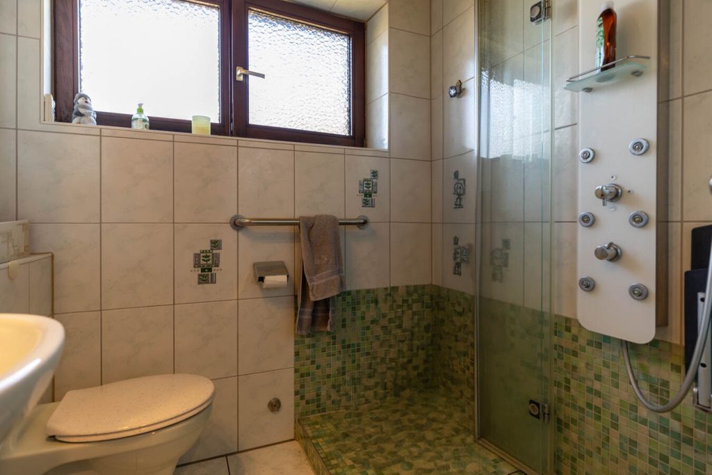 Immobilienangebot - Augsburg - Alle - Verkauf mit Nießbrauch - Vielseitiges EFH / 2 FH mit PV-Anlage
