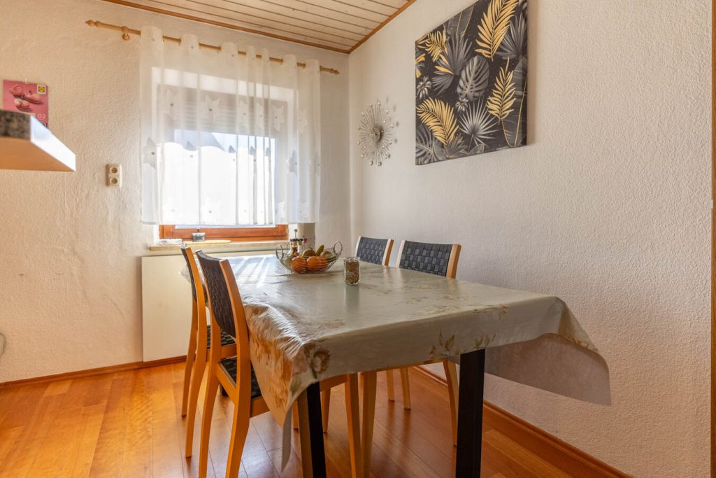 Immobilienangebot - Augsburg - Alle - Verkauf mit Nießbrauch - Vielseitiges EFH / 2 FH mit PV-Anlage
