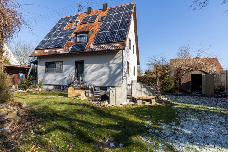 Immobilienangebot - Augsburg - Alle - Verkauf mit Nießbrauch - Vielseitiges EFH / 2 FH mit PV-Anlage