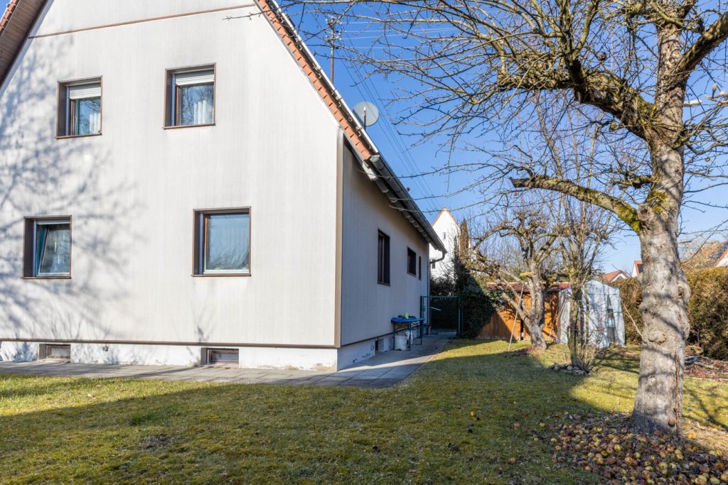 Immobilienangebot - Augsburg - Alle - Verkauf mit Nießbrauch - Vielseitiges EFH / 2 FH mit PV-Anlage