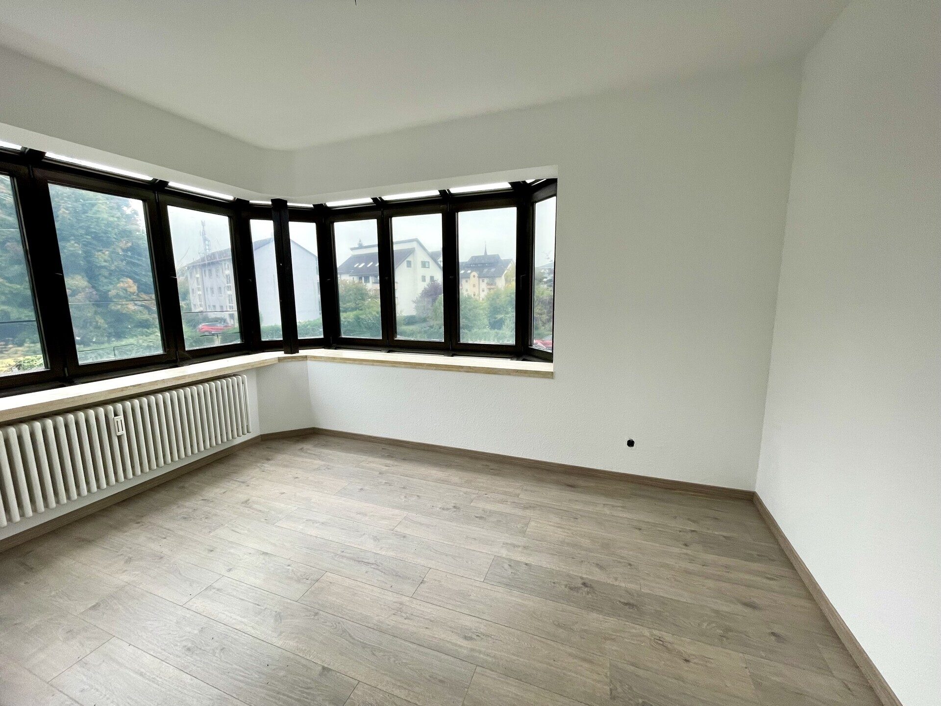 Immobilienangebot - Achern - Alle - *NEU RENOVIERTE 4 Zimmerwohnung in zentraler Lage in Achern! Geräumig mit 2 Balkone, KFZ-Stellplatz*