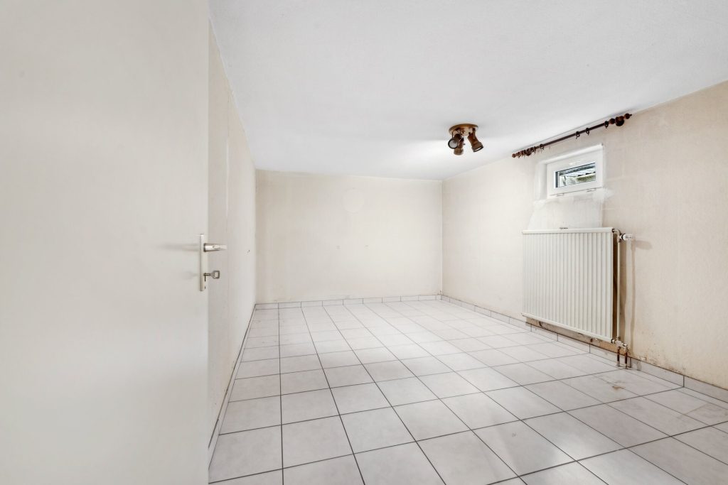 Immobilienangebot - Fürth - Alle - Doppelhaushälfte mit 5 Zimmern und Garage in Fürth-Ronhof

Sofort bezugsfrei!