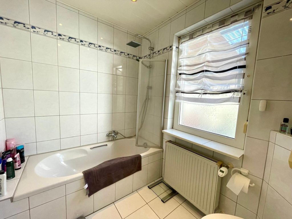 Immobilienangebot - Iserlohn - Alle - Großzügiges Stadthaus als EFH oder Mehrfamilienhaus, Selbstnutzung oder Kapitalanlage, mit Garten