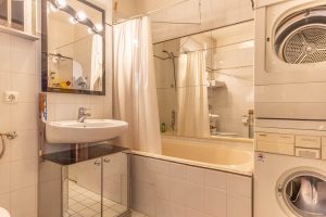 Immobilienangebot - München - Alle - Helle und offene Wohnung mit zwei Balkonen, Aufzug und TG-Stellplatz