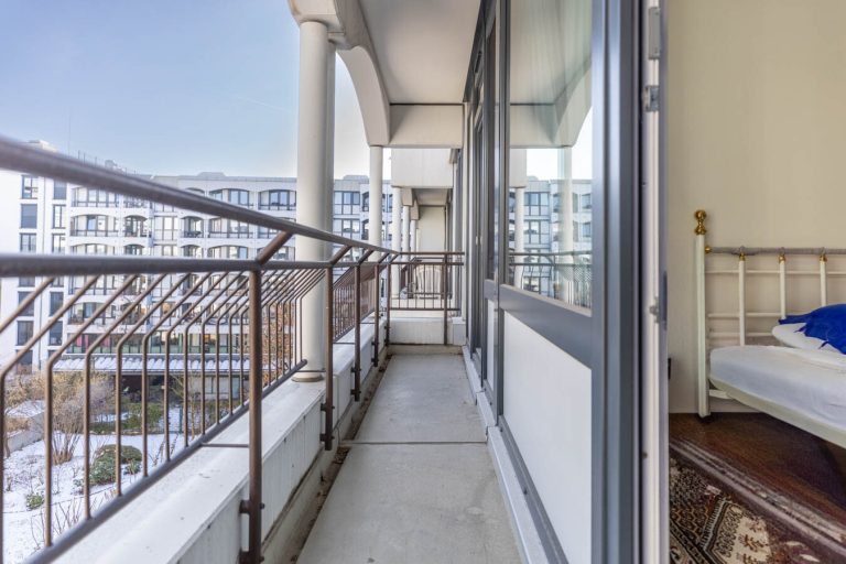 Immobilienangebot - München - Alle - Helle und offene Wohnung mit zwei Balkonen, Aufzug und TG-Stellplatz