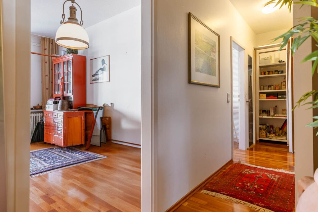Immobilienangebot - München - Alle - Helle und offene Wohnung mit zwei Balkonen, Aufzug und TG-Stellplatz