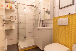 Immobilienangebot - München - Alle - Helle und offene Wohnung mit zwei Balkonen, Aufzug und TG-Stellplatz