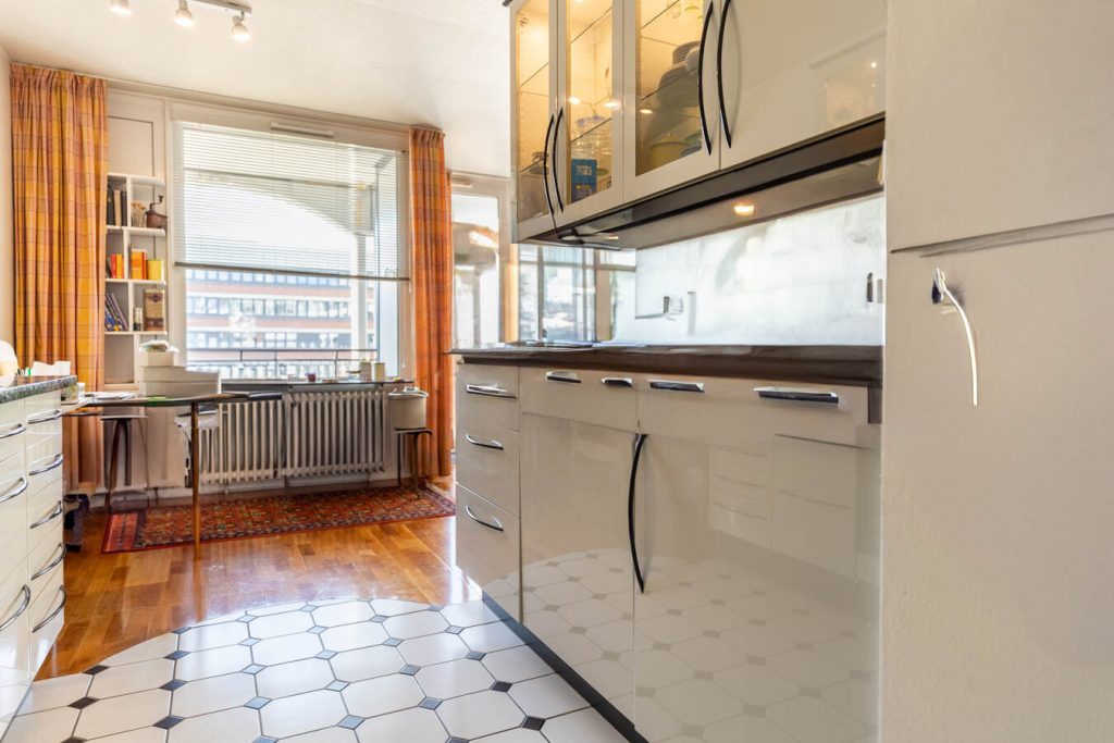 Immobilienangebot - München - Alle - Helle und offene Wohnung mit zwei Balkonen, Aufzug und TG-Stellplatz