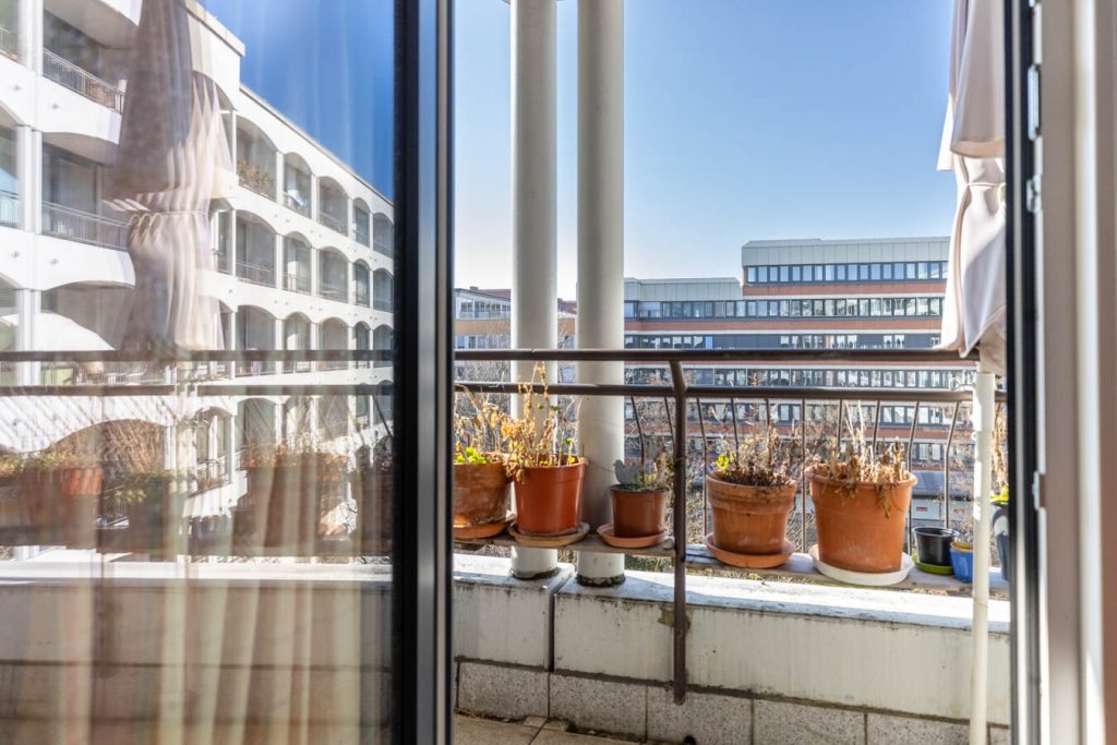 Immobilienangebot - München - Alle - Helle und offene Wohnung mit zwei Balkonen, Aufzug und TG-Stellplatz