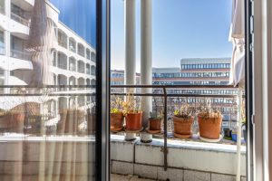 Immobilienangebot - München - Alle - Helle und offene Wohnung mit zwei Balkonen, Aufzug und TG-Stellplatz