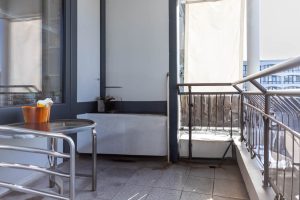Immobilienangebot - München - Alle - Helle und offene Wohnung mit zwei Balkonen, Aufzug und TG-Stellplatz