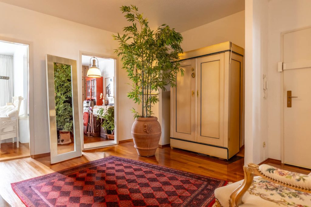 Immobilienangebot - München - Alle - Helle und offene Wohnung mit zwei Balkonen, Aufzug und TG-Stellplatz