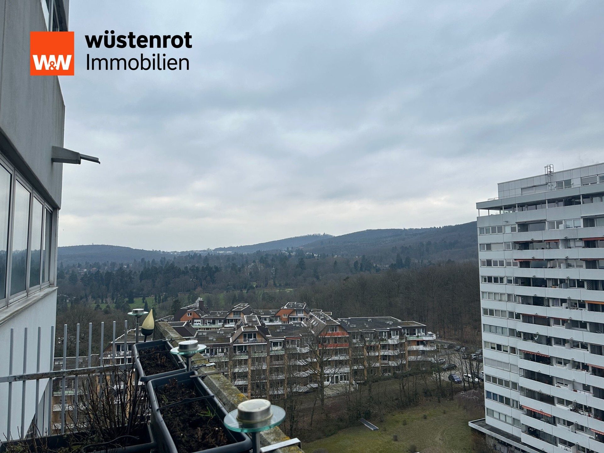 Immobilienangebot - Kronberg im Taunus - Alle - Eine geräumige 3-Zimmer-Wohnung im 12. Stock mit einem herrlichen Blick.