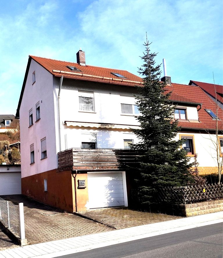 Immobilienangebot - Neustadt an der Aisch - Alle - Großes Wohnhaus für eine oder zwei Familien, 
stark renovierungsbedürftig.

Neustadt/Aisch