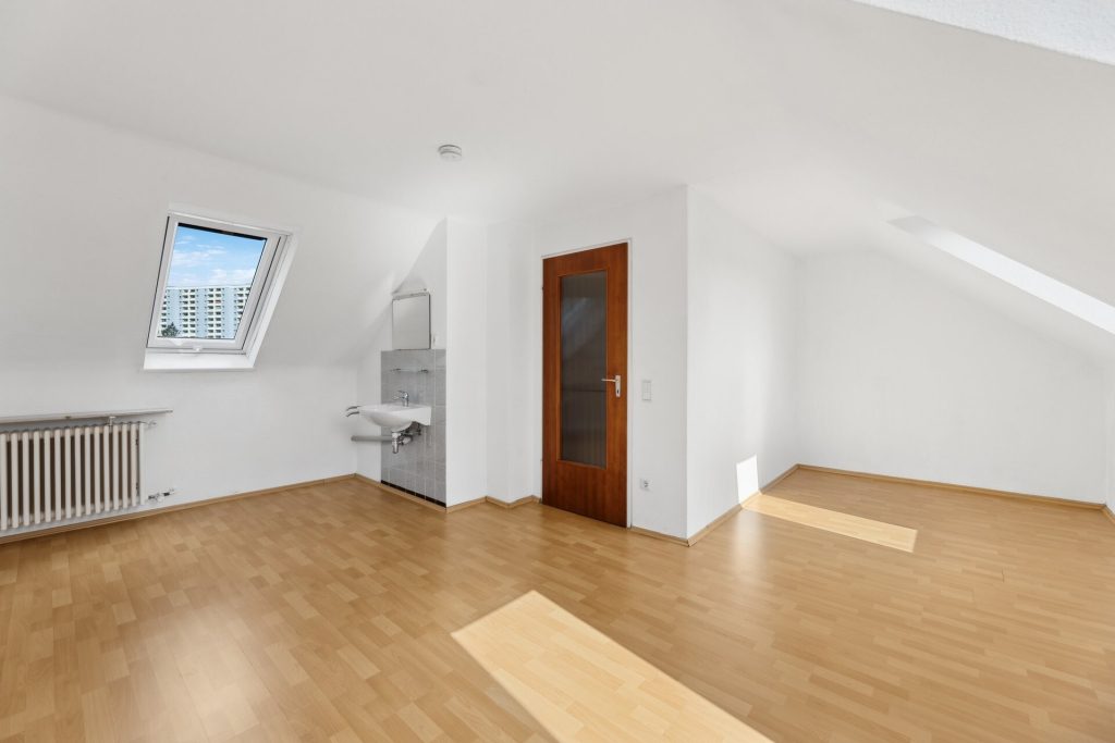Immobilienangebot - Nürnberg - Alle - Top-gepflegtes Reihenhaus mit Dachstudio, Balkon 
und Garage in ruhiger Wohnlage. Sofort bezugsfrei!

Nürnberg-Langwasser