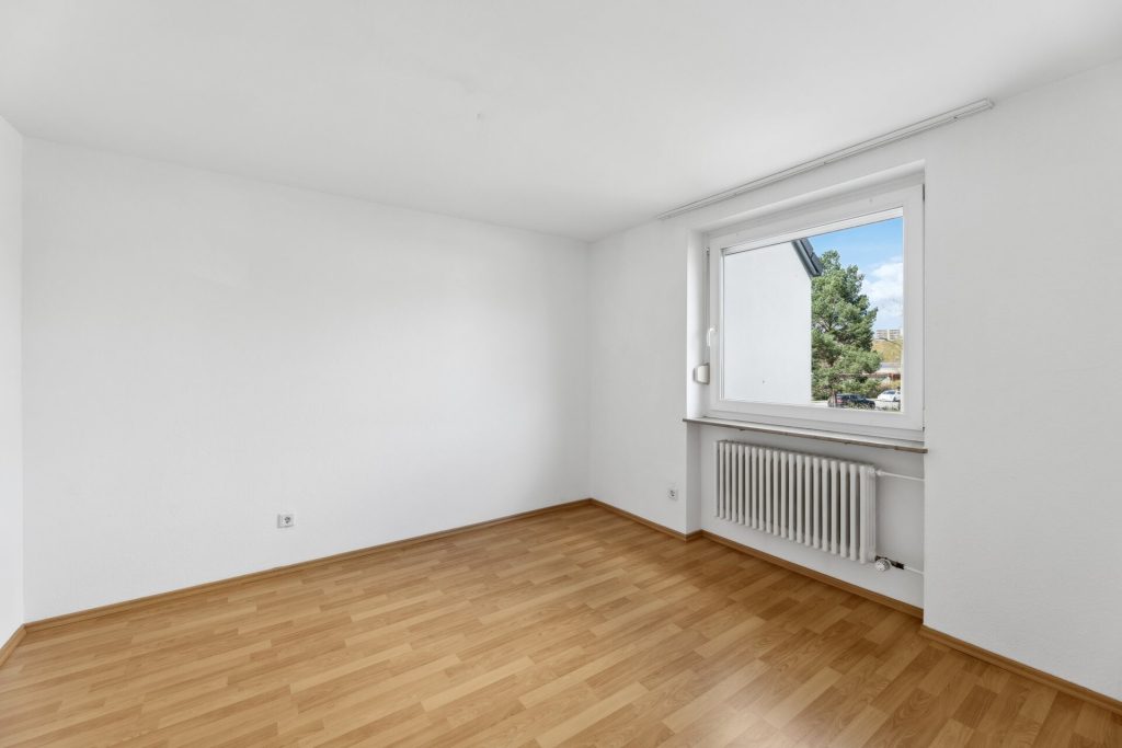Immobilienangebot - Nürnberg - Alle - Top-gepflegtes Reihenhaus mit Dachstudio, Balkon 
und Garage in ruhiger Wohnlage. Sofort bezugsfrei!

Nürnberg-Langwasser