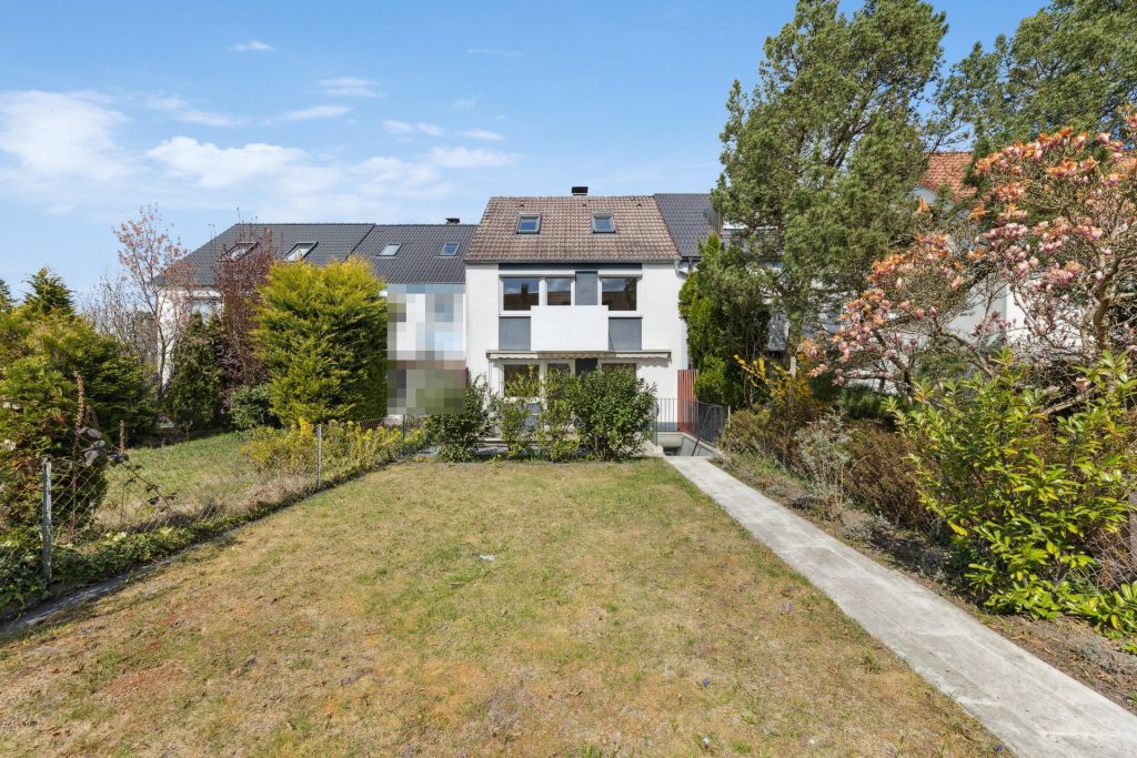 Immobilienangebot - Nürnberg - Alle - Top-gepflegtes Reihenhaus mit Dachstudio, Balkon 
und Garage in ruhiger Wohnlage. Sofort bezugsfrei!

Nürnberg-Langwasser