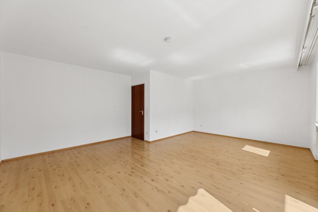 Immobilienangebot - Nürnberg - Alle - Top-gepflegtes Reihenhaus mit Dachstudio, Balkon 
und Garage in ruhiger Wohnlage. Sofort bezugsfrei!

Nürnberg-Langwasser